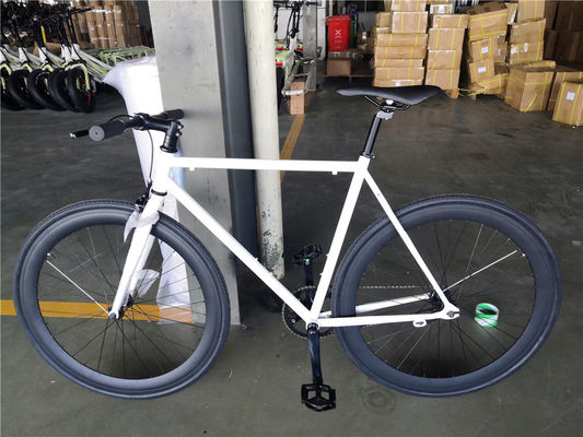 Bicicleta de una sola velocidad de 700C para adultos de marco blanco elegante bicicletas de engranaje fijo con freno de montaña