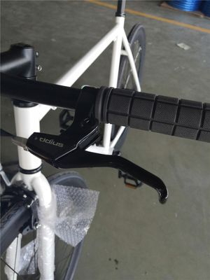 Bicicleta de una sola velocidad de 700C para adultos de marco blanco elegante bicicletas de engranaje fijo con freno de montaña