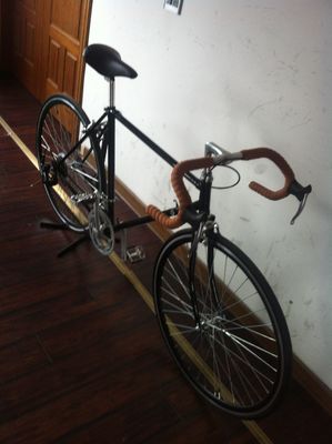 Bicicleta de carretera 700C con marco de acero Hi-Ten Shimano 14S clásico y freno de calibre