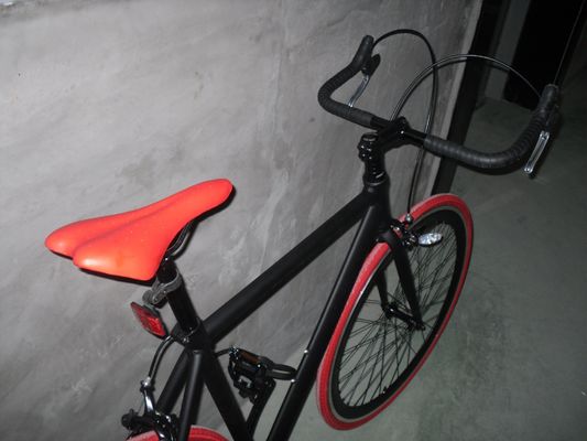 700C Full Matte Black OEM Cuadro de aluminio de bicicleta de carretera de velocidad única Peso bruto 13KG