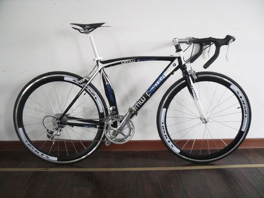 Bicicleta de carreras Pedal 700C ordinaria con marco ligero de aleación de aluminio y 24 velocidades