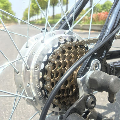 Bicicleta de montaña eléctrica de batería oculta con tenedor de acero y 21 engranajes de velocidad