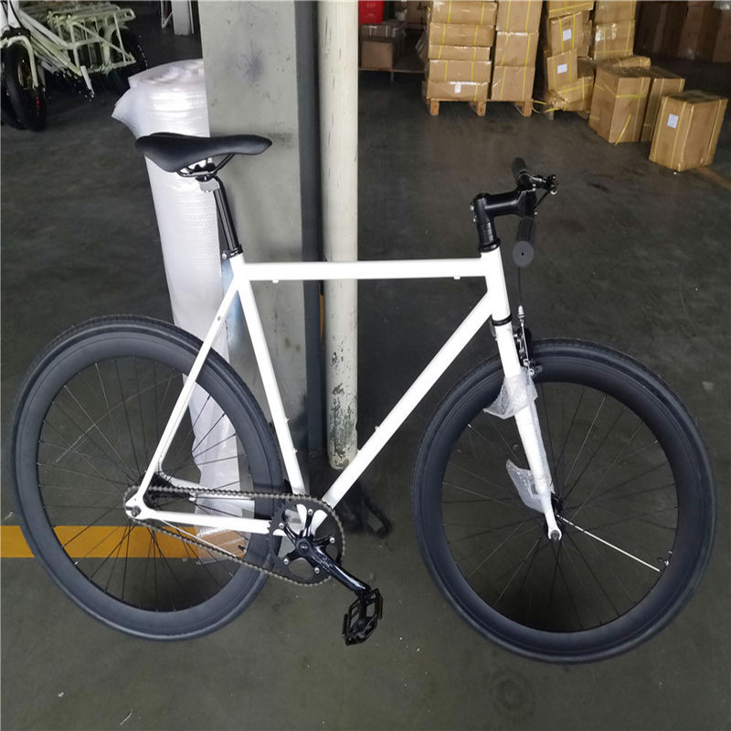 Bicicleta de una sola velocidad de 700C para adultos de marco blanco elegante bicicletas de engranaje fijo con freno de montaña